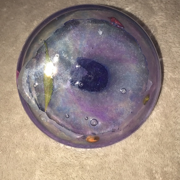 Epoxy resin elephant ๐ ring holder multi colored with shells ๐ and single leaf - Picture 6 of 6